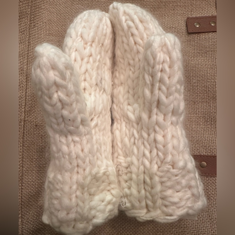 NWT Chunky Knit Fleece Lined Cream Mittens - Picture 4 of 5